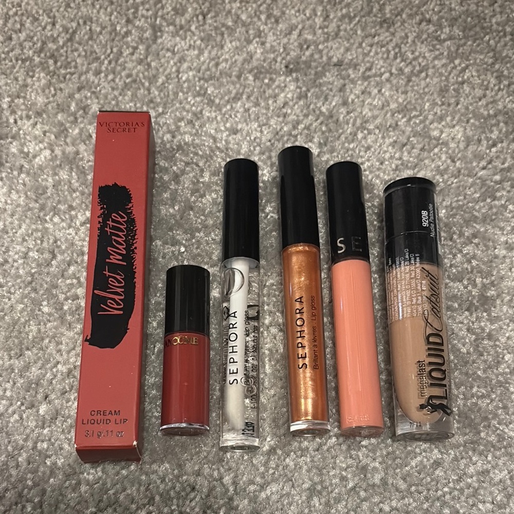 Victoria's Secret Velvet Matte Cream Liquid Lip - Red